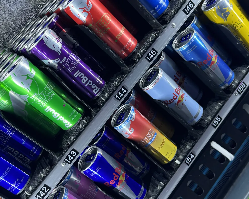 Energydrink-Dosen in den Spiralen eines Getränkeautomaten