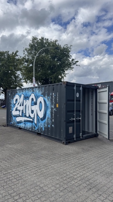 24nGo-Container mit geöffneter Tür an einer Straße im Gewerbegebiet