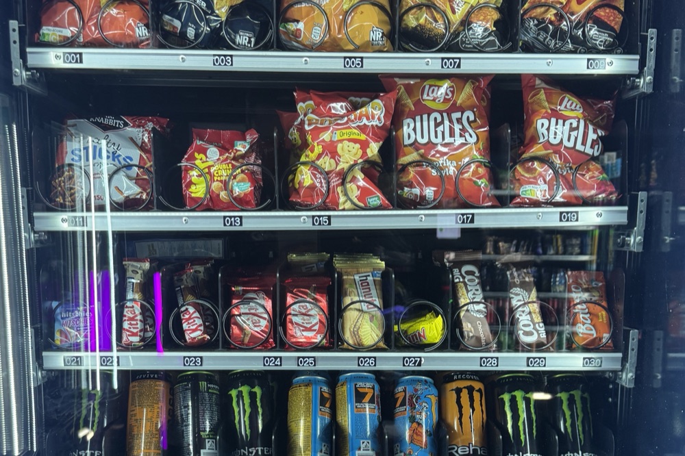 Volles Automatenregal im Store Stadtlohn: Chips, Süßes und Energydrinks